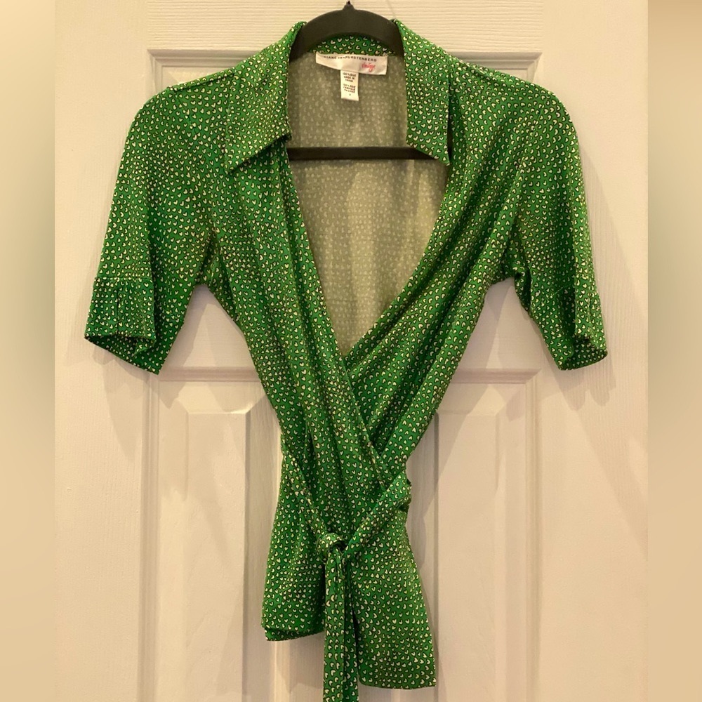 Diane Von Furstenburg Vintage, Justin Wrap Top, Green Hearts Print, size 2